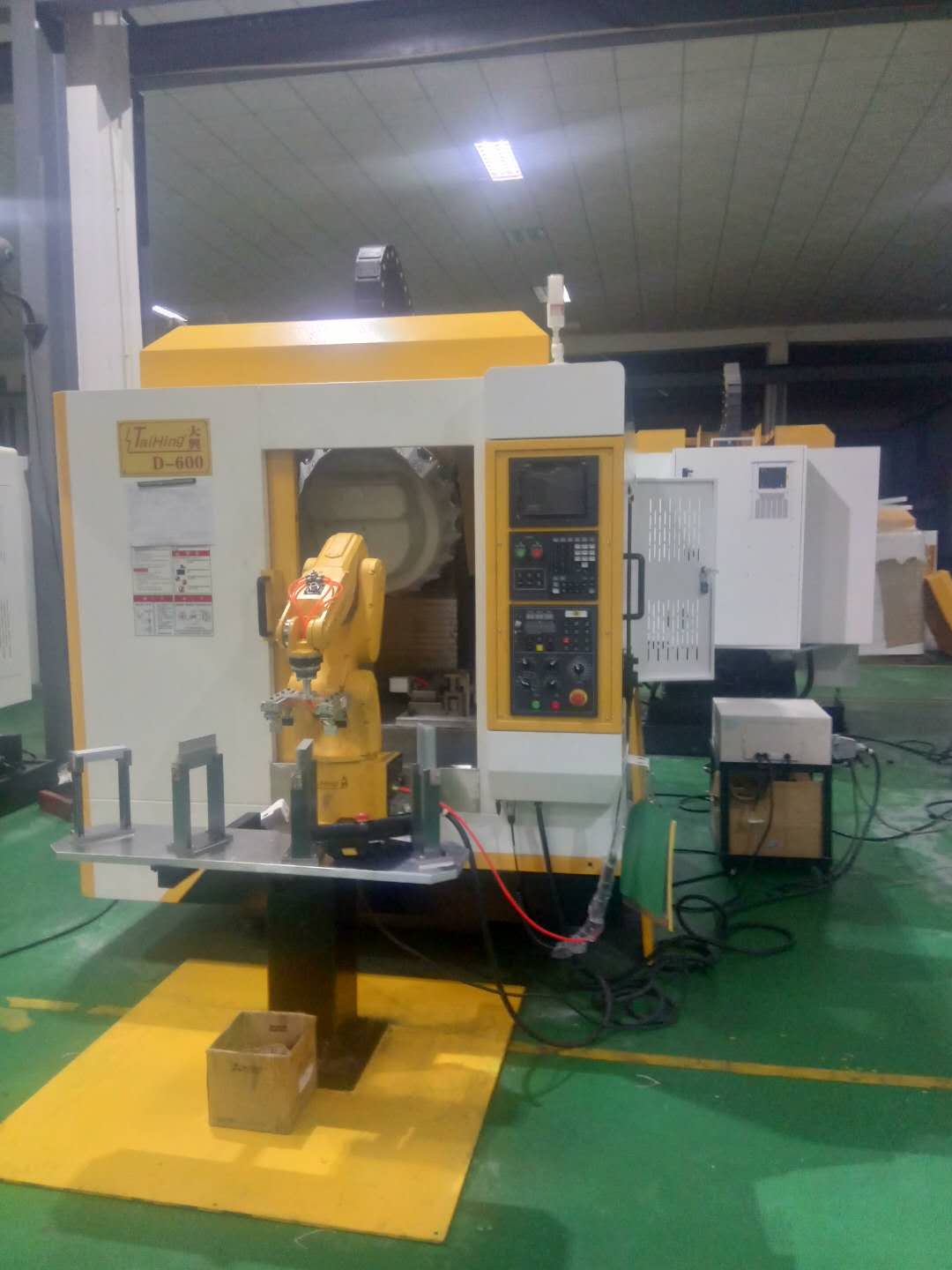 高速钻孔攻牙机D-600 (带机械手，全自动上下料）